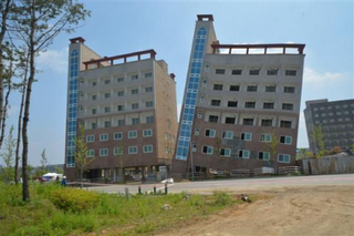 Illustration for article titled Behold, the Leaning Apartment of South Korea